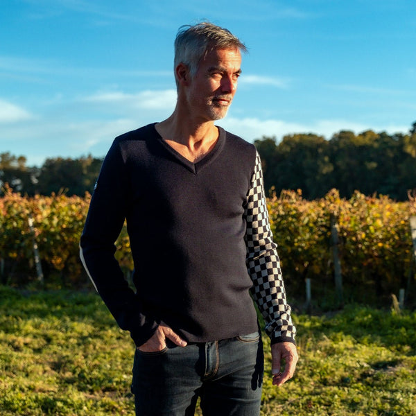 Pull Gwisk col V « V8 » Bleu nuit / damier sable